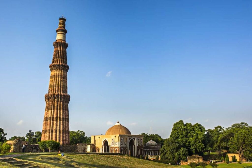 Qutub Minar,History of the Delhi Sultanates with seven sands tourism Delhi, India